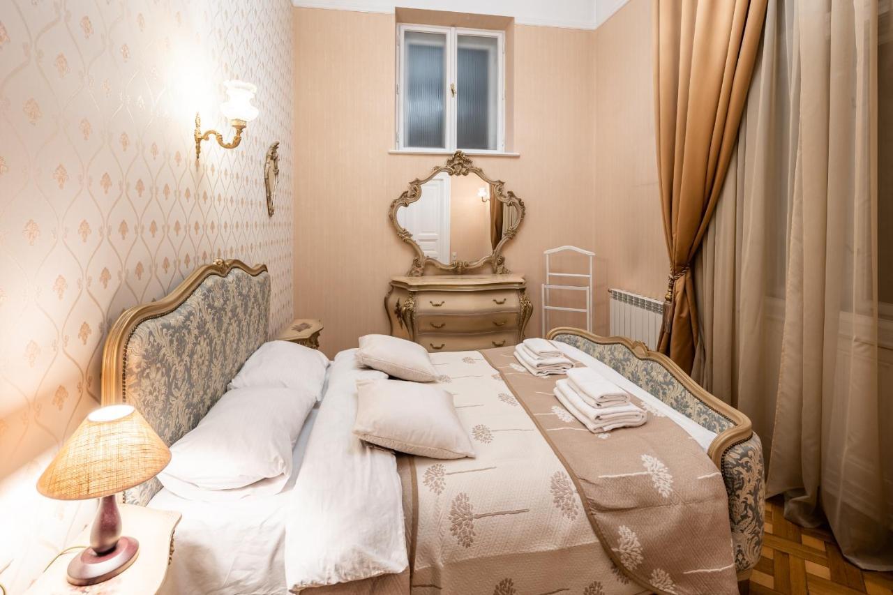 3 Bedrooms Royal Italian Style In An Austrian Building, Parking, Balcony Lviv Kültér fotó