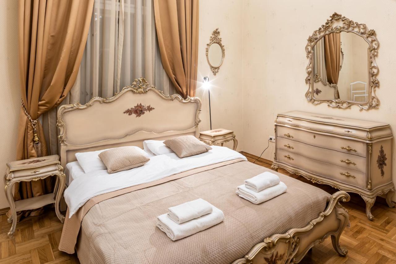 3 Bedrooms Royal Italian Style In An Austrian Building, Parking, Balcony Lviv Kültér fotó