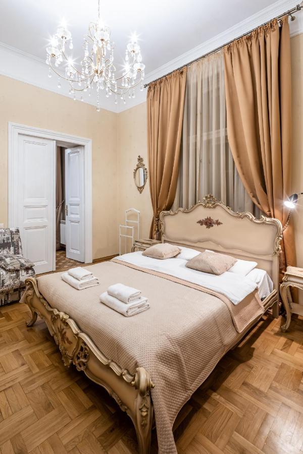 3 Bedrooms Royal Italian Style In An Austrian Building, Parking, Balcony Lviv Kültér fotó