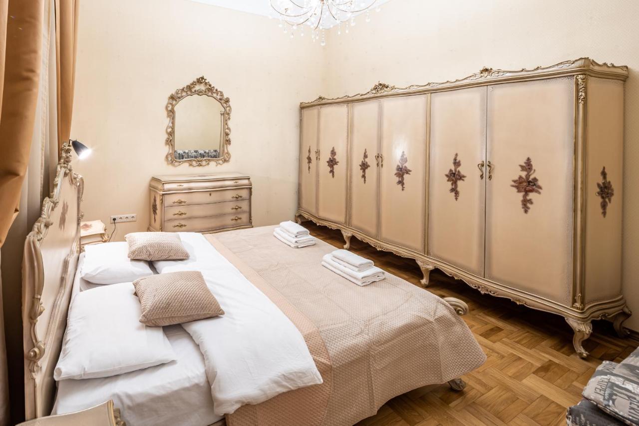 3 Bedrooms Royal Italian Style In An Austrian Building, Parking, Balcony Lviv Kültér fotó