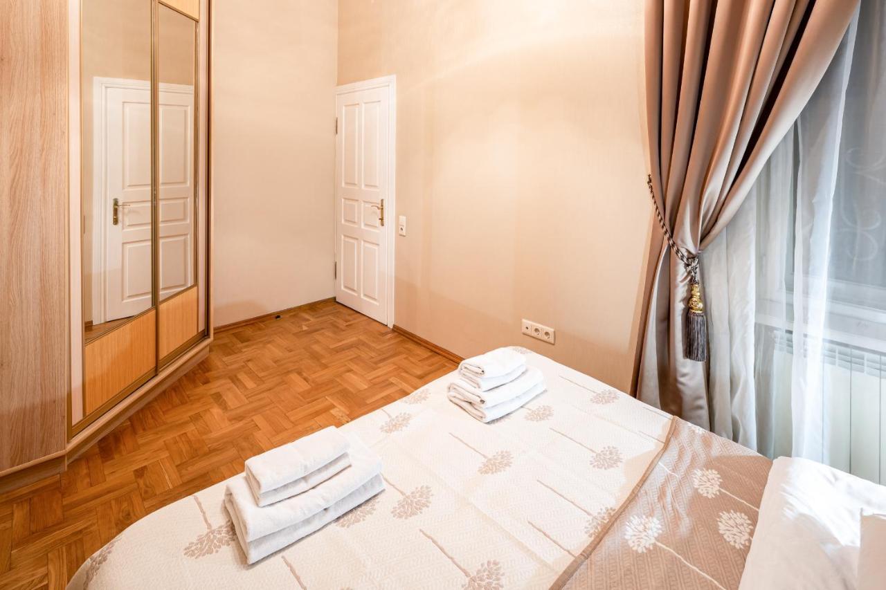 3 Bedrooms Royal Italian Style In An Austrian Building, Parking, Balcony Lviv Kültér fotó