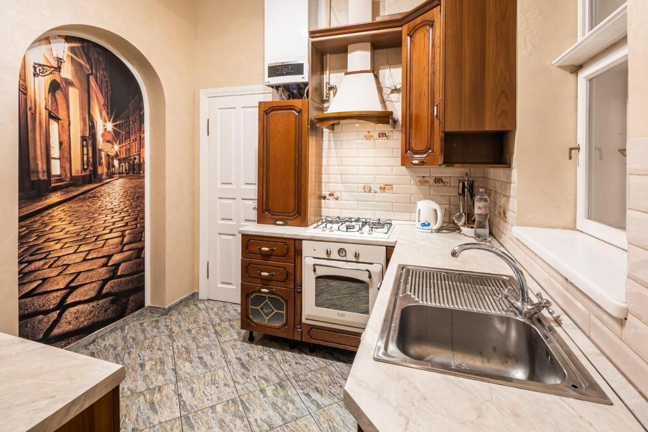 3 Bedrooms Royal Italian Style In An Austrian Building, Parking, Balcony Lviv Kültér fotó