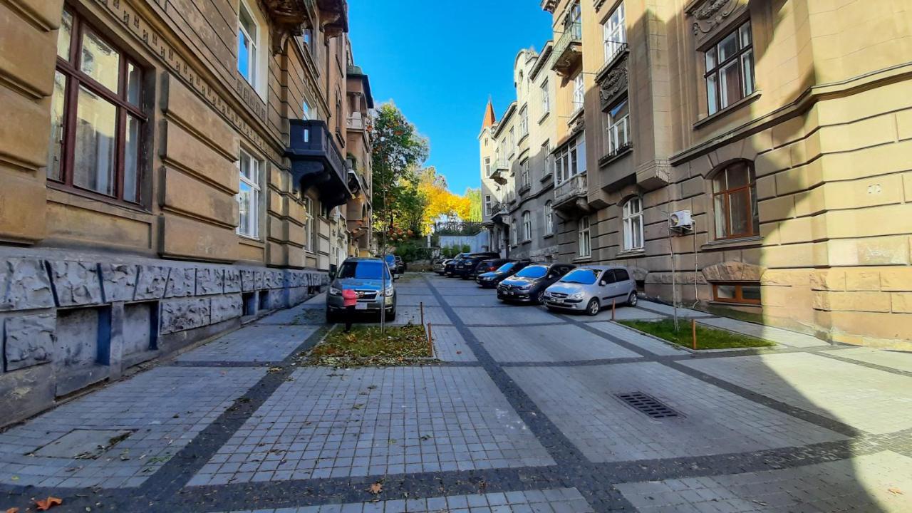 3 Bedrooms Royal Italian Style In An Austrian Building, Parking, Balcony Lviv Kültér fotó