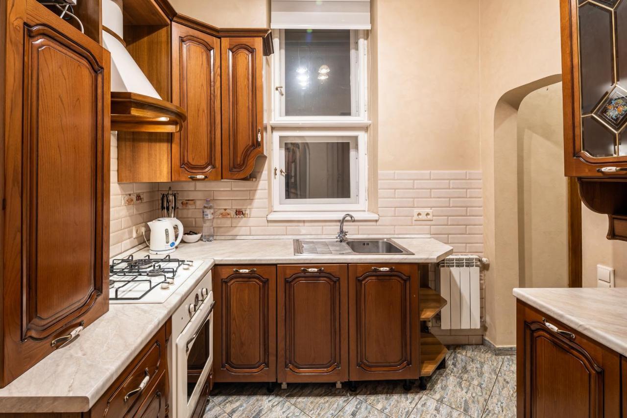 3 Bedrooms Royal Italian Style In An Austrian Building, Parking, Balcony Lviv Kültér fotó