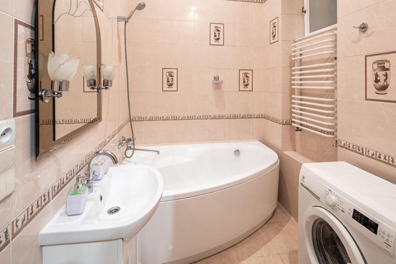 3 Bedrooms Royal Italian Style In An Austrian Building, Parking, Balcony Lviv Kültér fotó