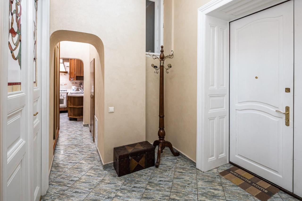 3 Bedrooms Royal Italian Style In An Austrian Building, Parking, Balcony Lviv Kültér fotó