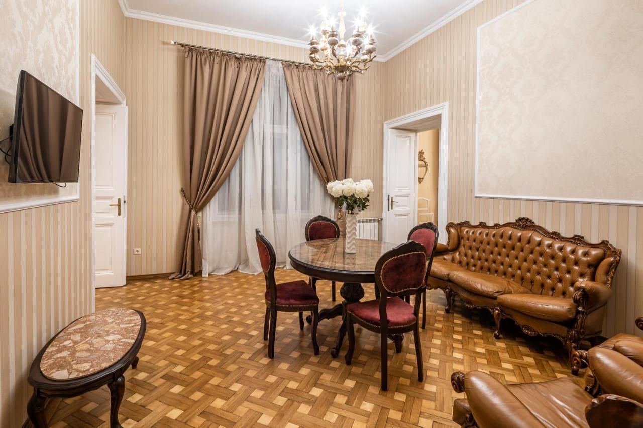 3 Bedrooms Royal Italian Style In An Austrian Building, Parking, Balcony Lviv Kültér fotó