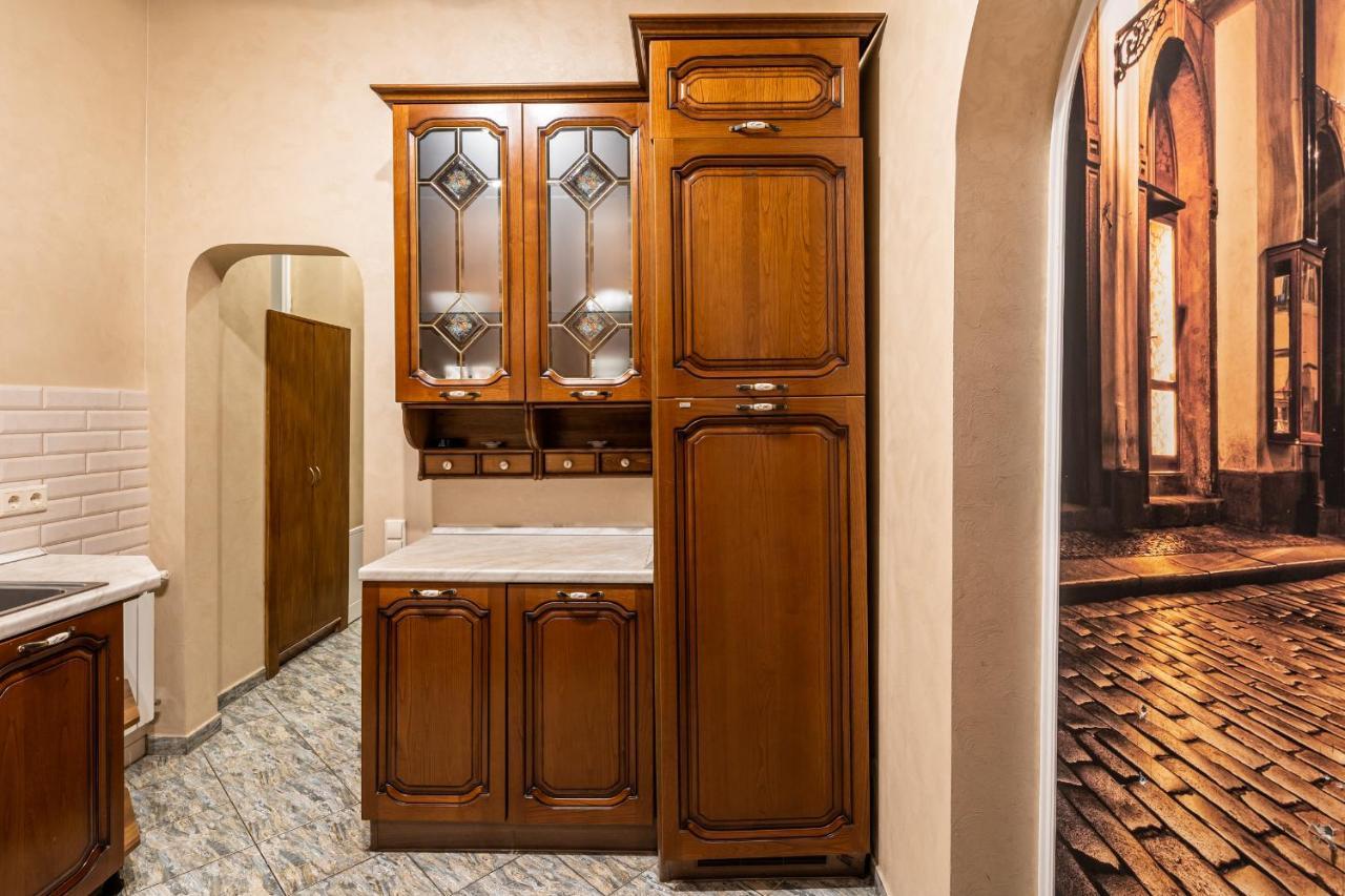 3 Bedrooms Royal Italian Style In An Austrian Building, Parking, Balcony Lviv Kültér fotó